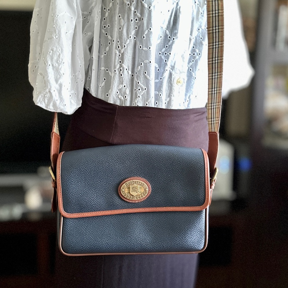 Burberrys Vintage crossbody with Bag Charm - Picture 3 of 15
